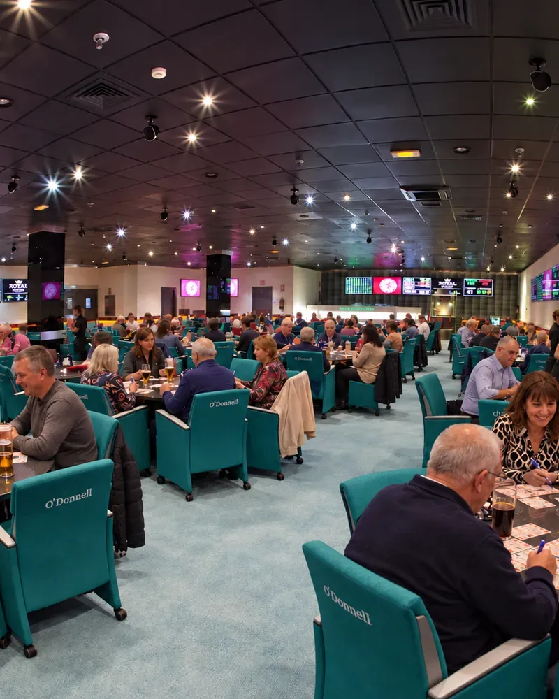 Partida de bingo no Bingo Odonnell, sala de bingo no centro de Madrid