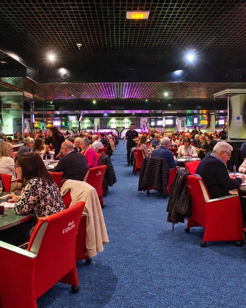 Partida de bingo no Bingo Villalba, sala de bingo na Sierra de Madrid